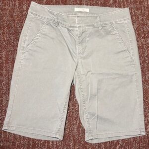 LOFT women’s 2 olive Green Flat Front knee length Bermuda shorts military green